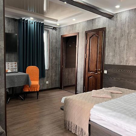 Salut Hotel Бишкек Екстериор снимка
