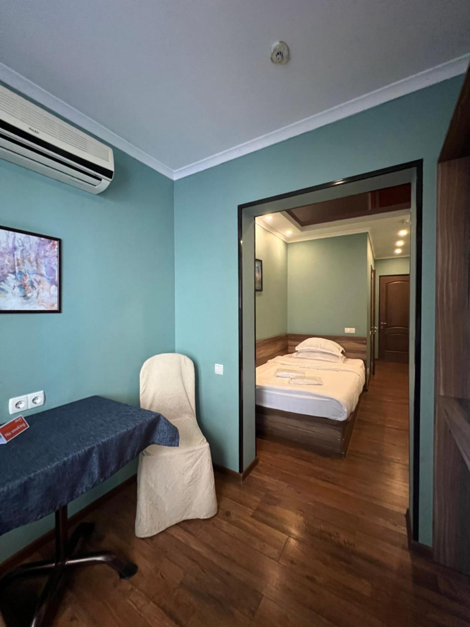 Salut Hotel Бишкек Екстериор снимка