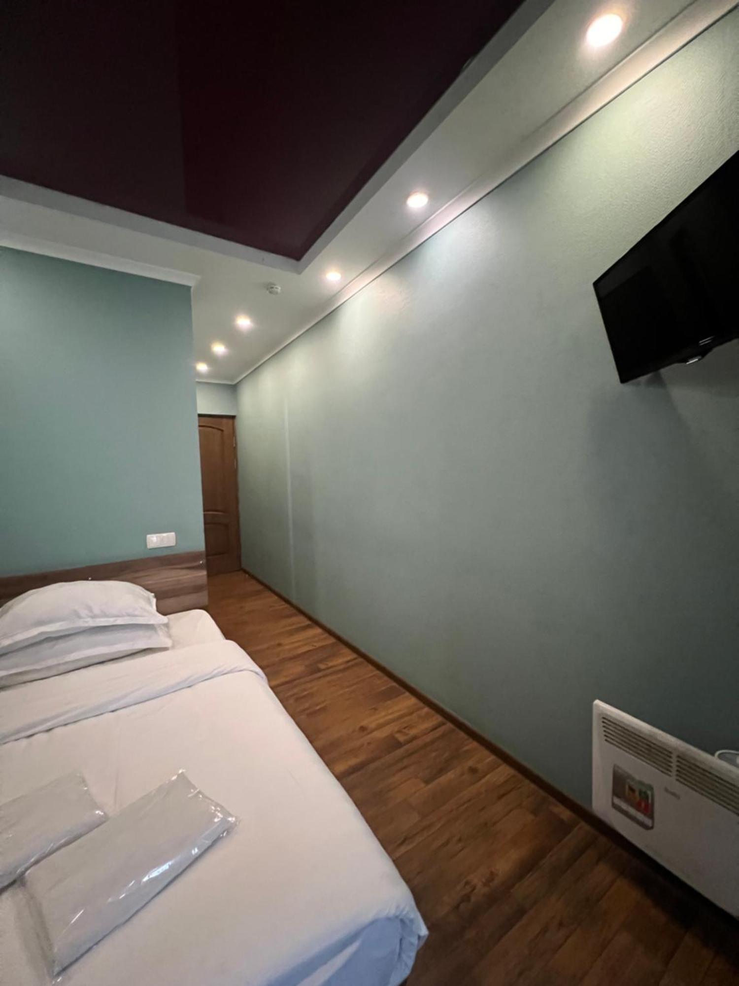Salut Hotel Бишкек Екстериор снимка
