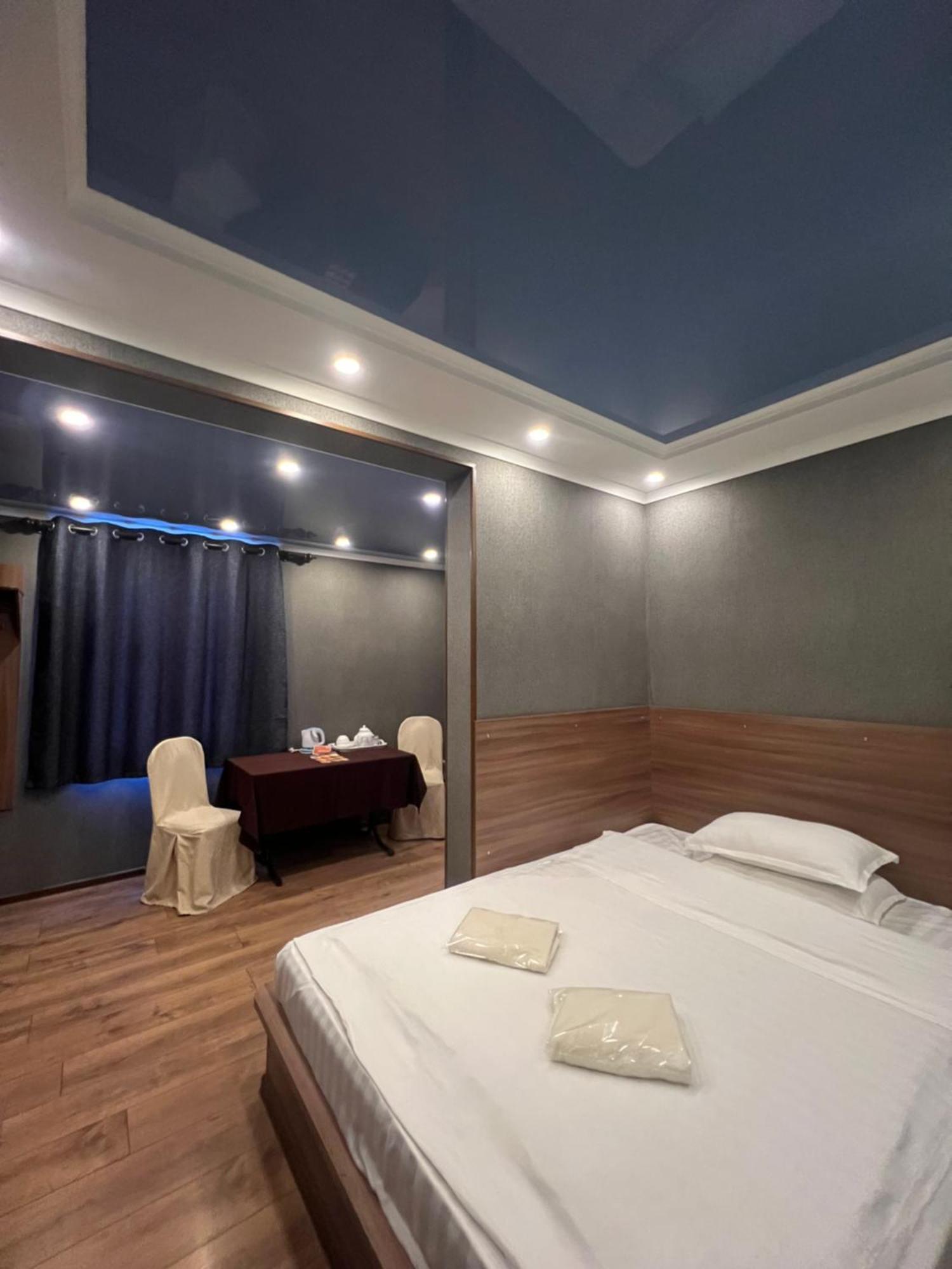 Salut Hotel Бишкек Екстериор снимка