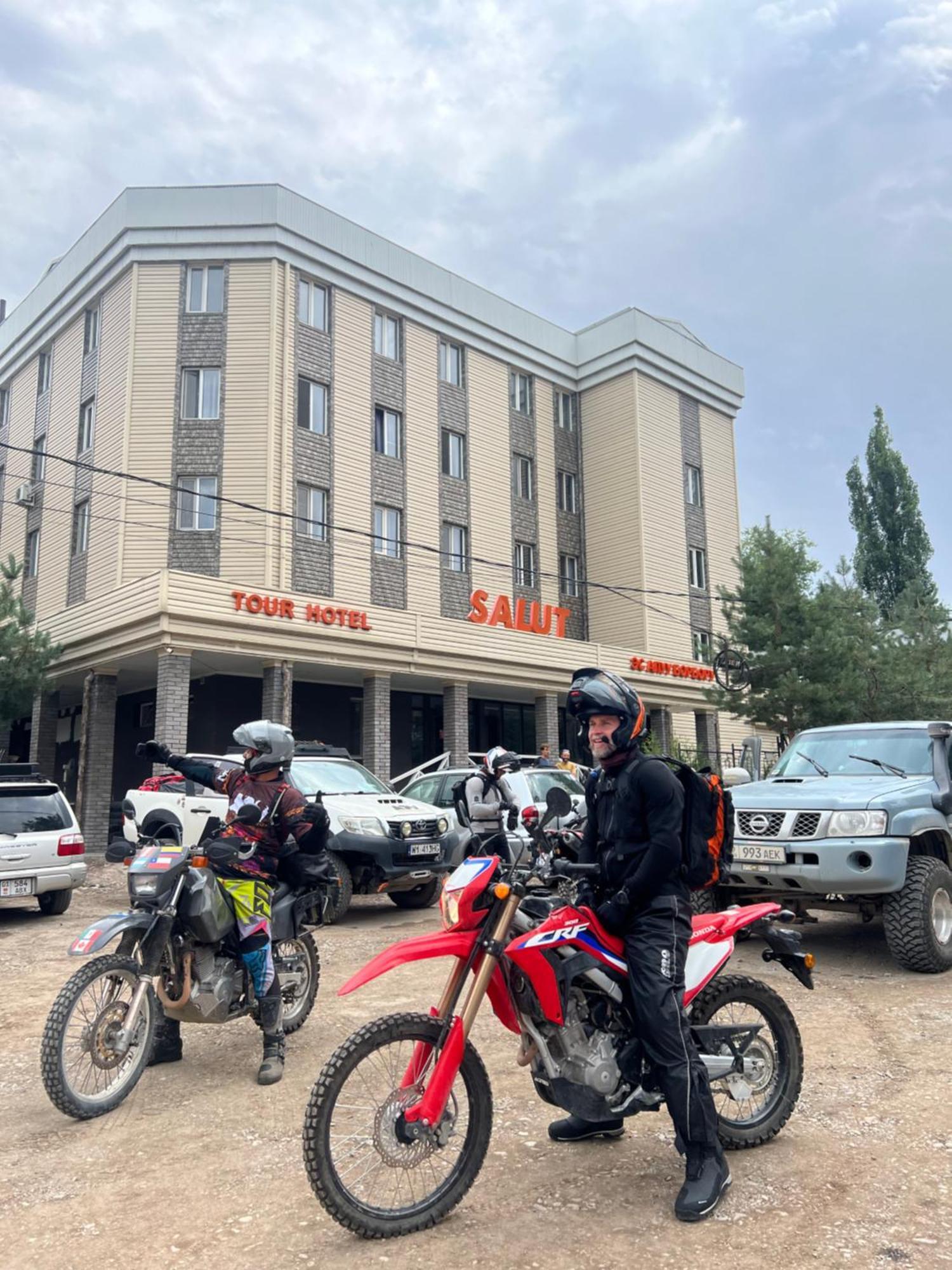 Salut Hotel Бишкек Екстериор снимка