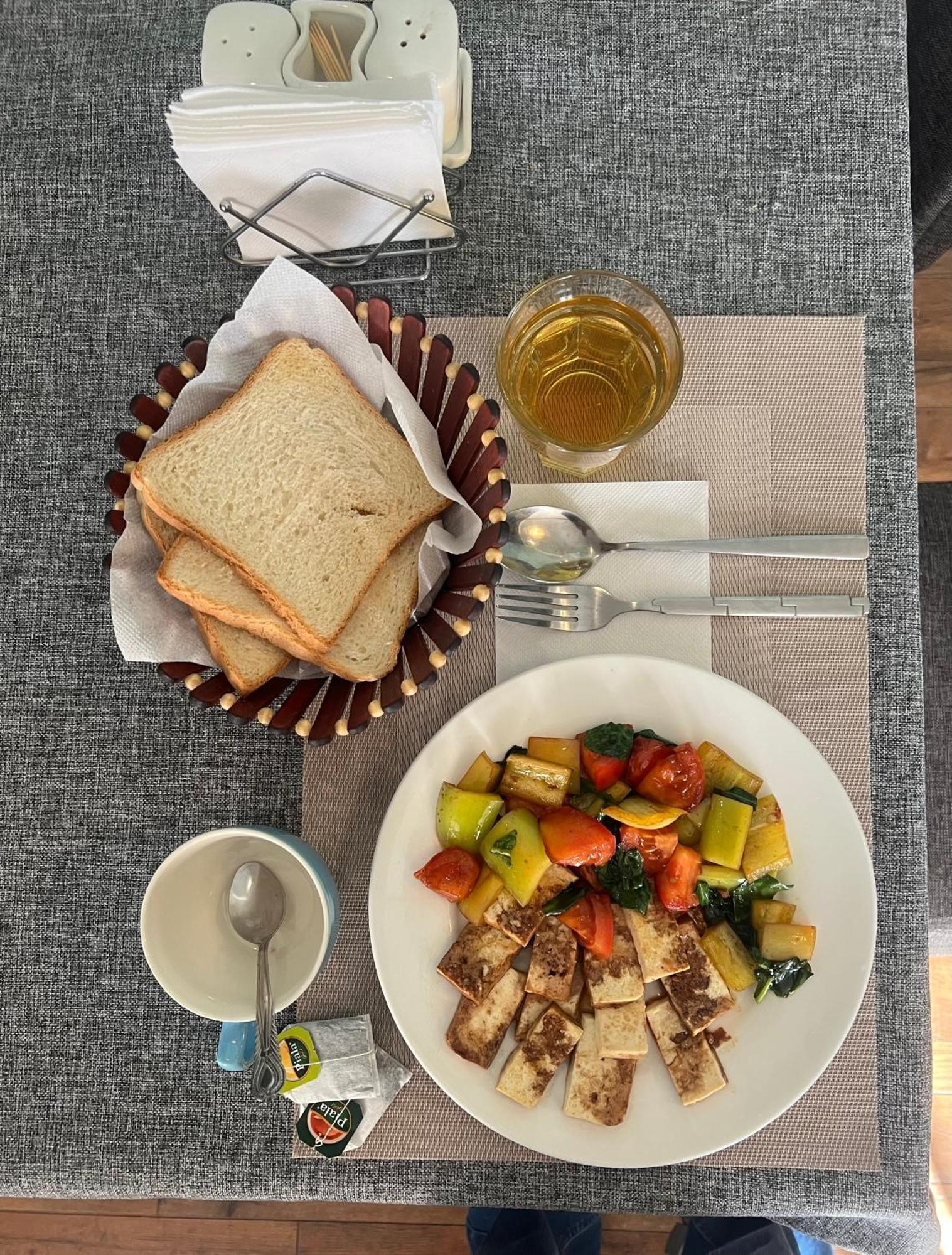 Salut Hotel Бишкек Екстериор снимка