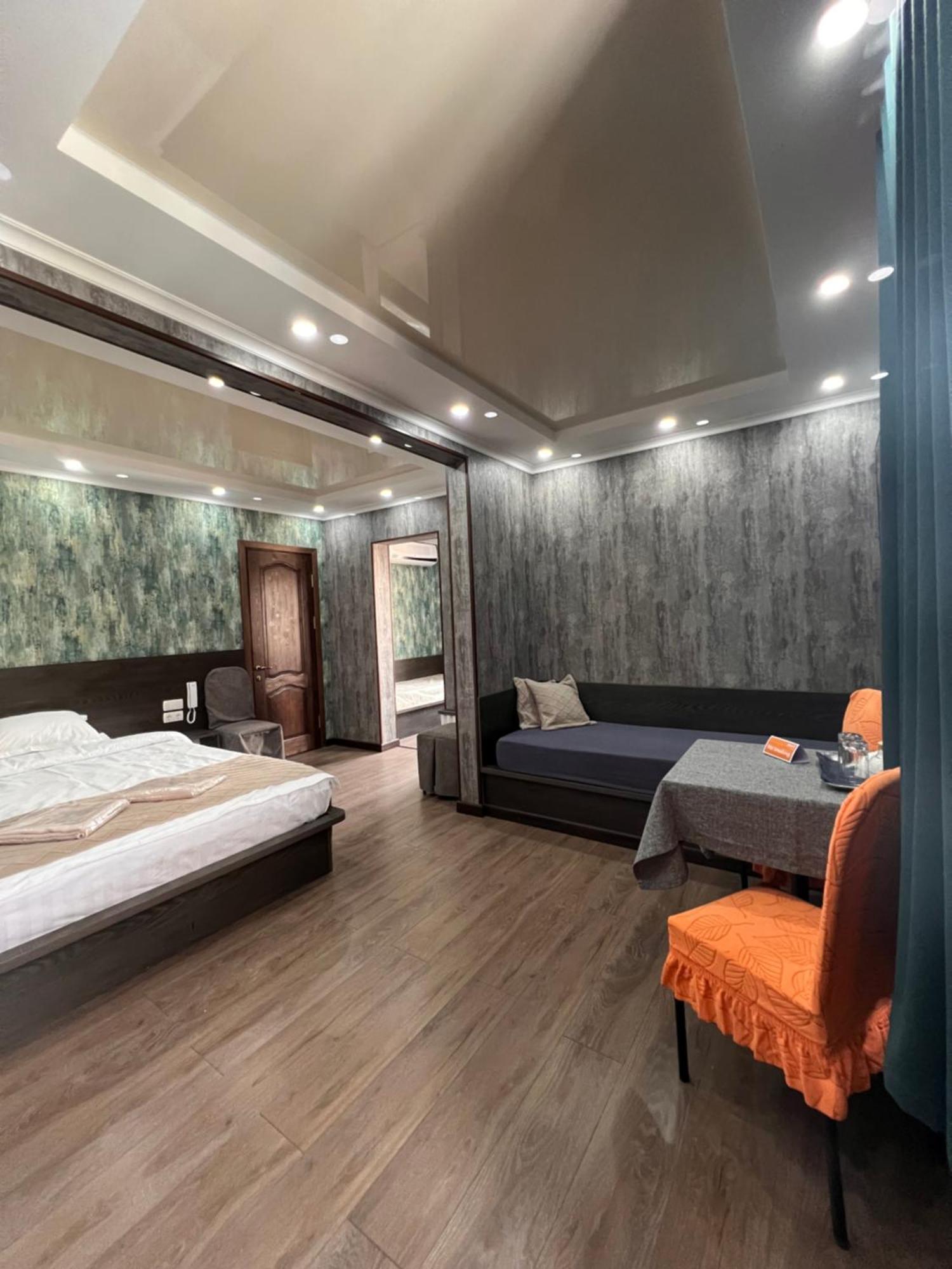 Salut Hotel Бишкек Екстериор снимка