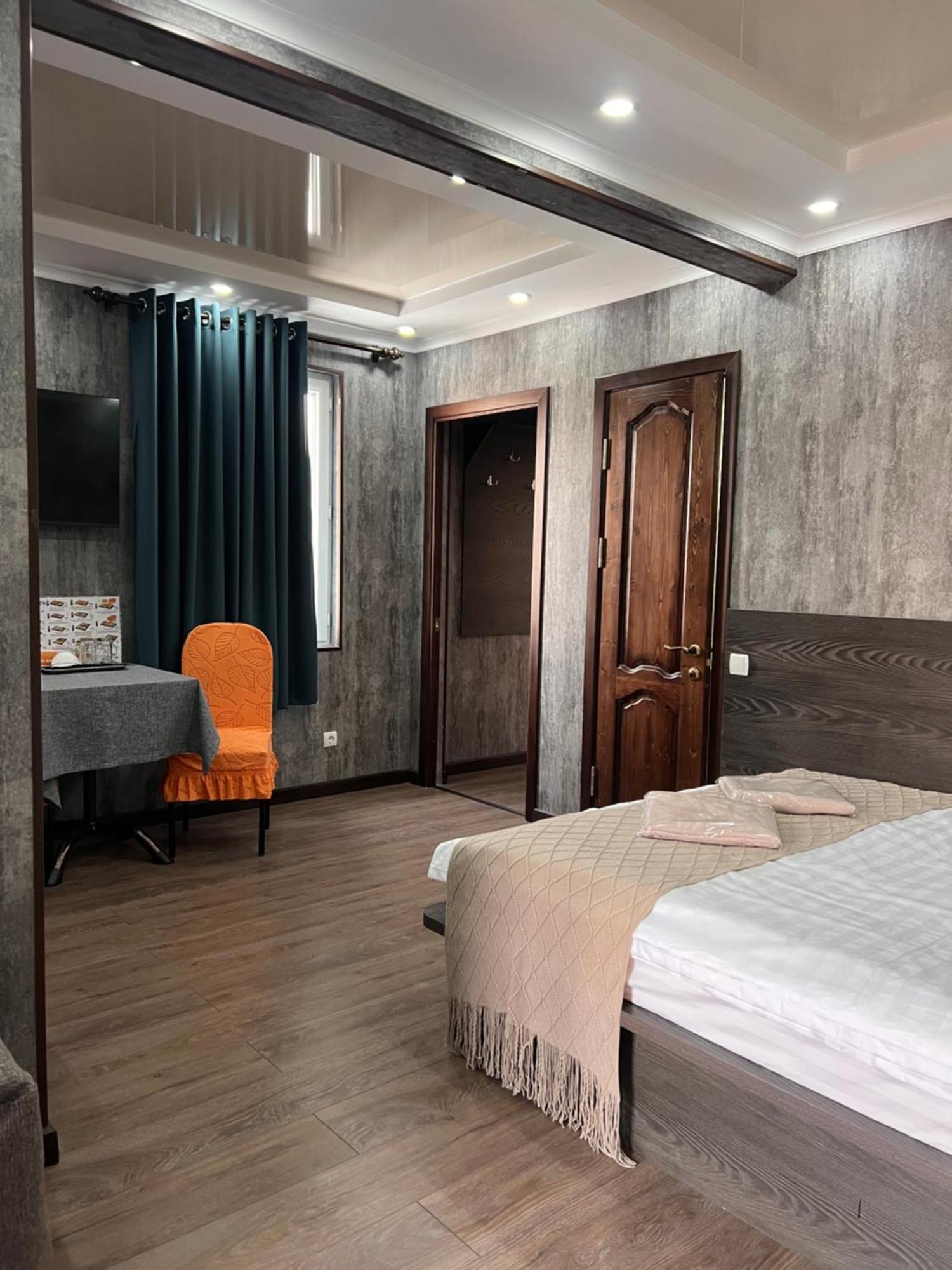 Salut Hotel Бишкек Екстериор снимка