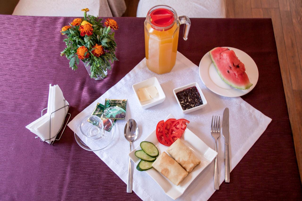 Salut Hotel Бишкек Екстериор снимка