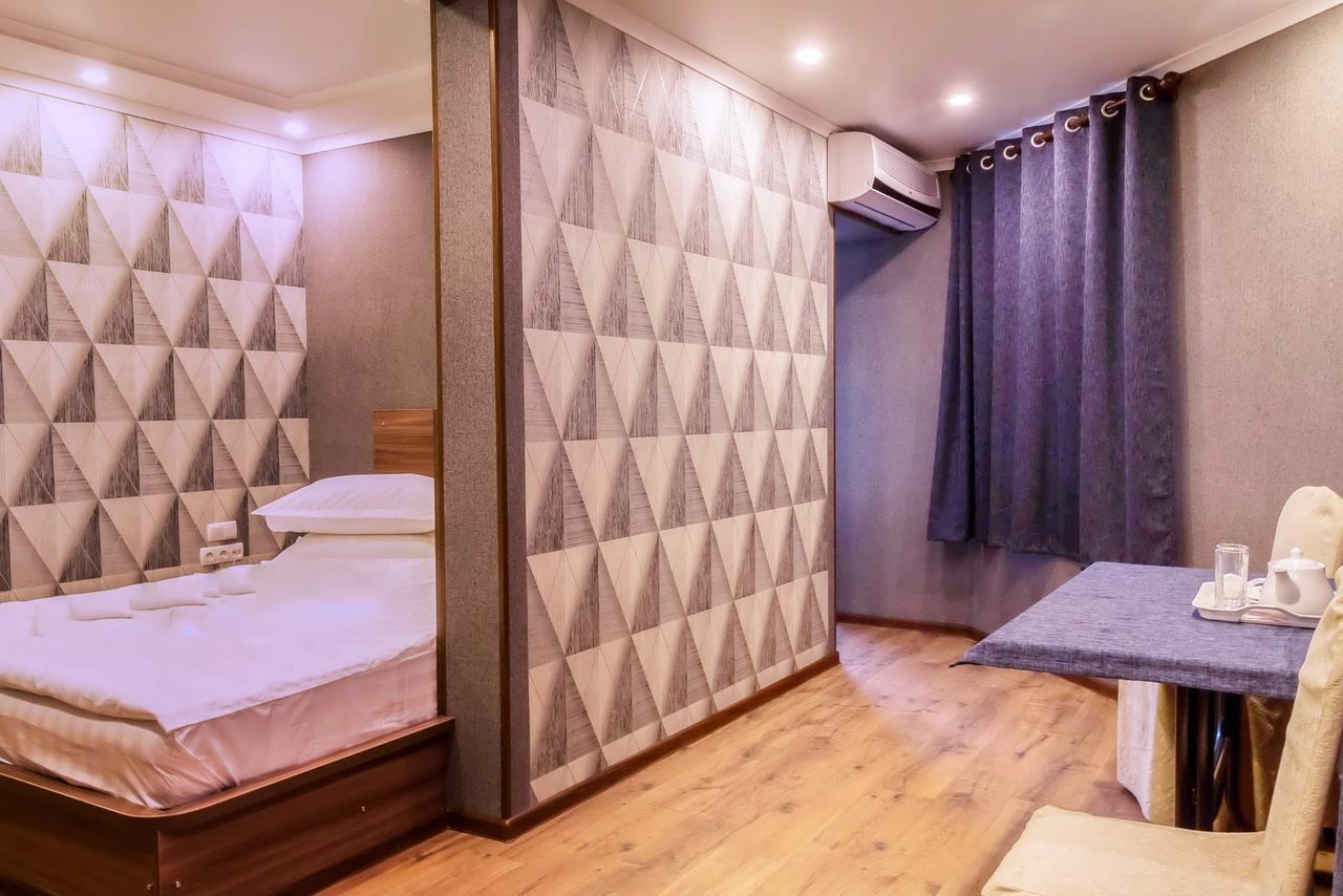 Salut Hotel Бишкек Екстериор снимка