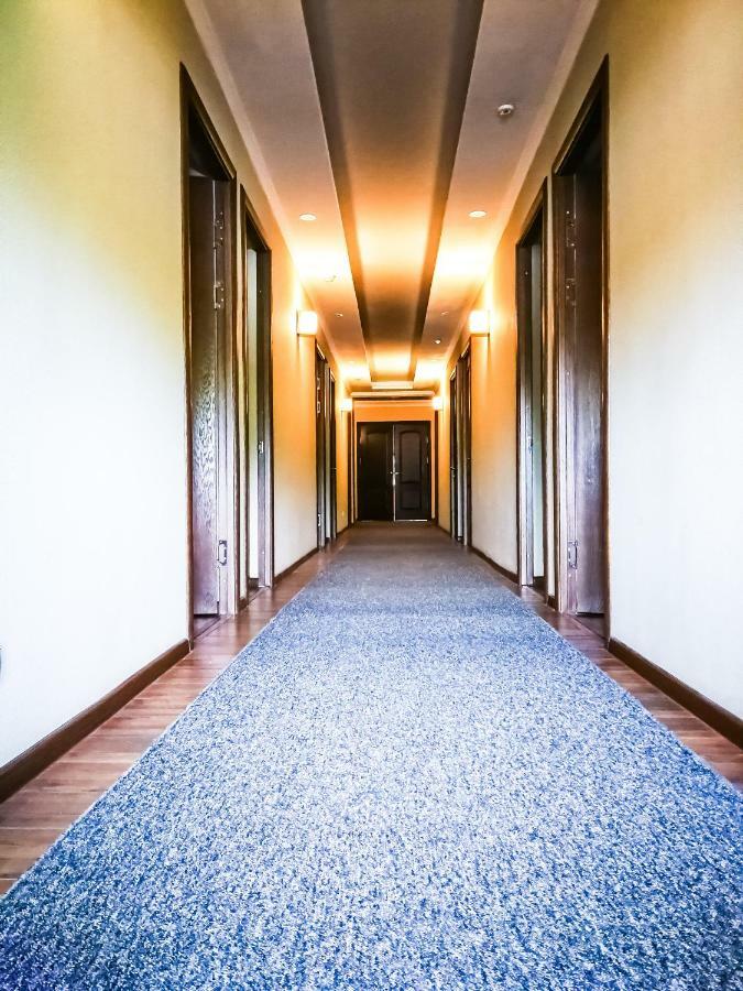 Salut Hotel Бишкек Екстериор снимка