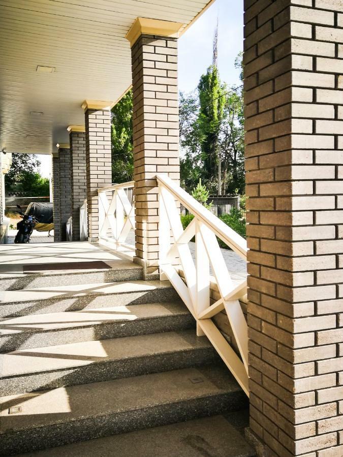 Salut Hotel Бишкек Екстериор снимка